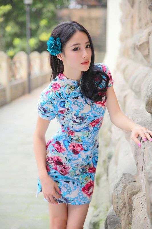 复古旗袍美女户外美臀清凉写真