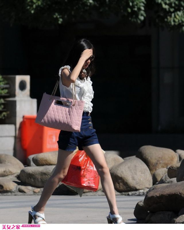 夏日时尚美女街头迷人写真