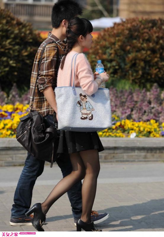 街拍性感可人黑丝MM