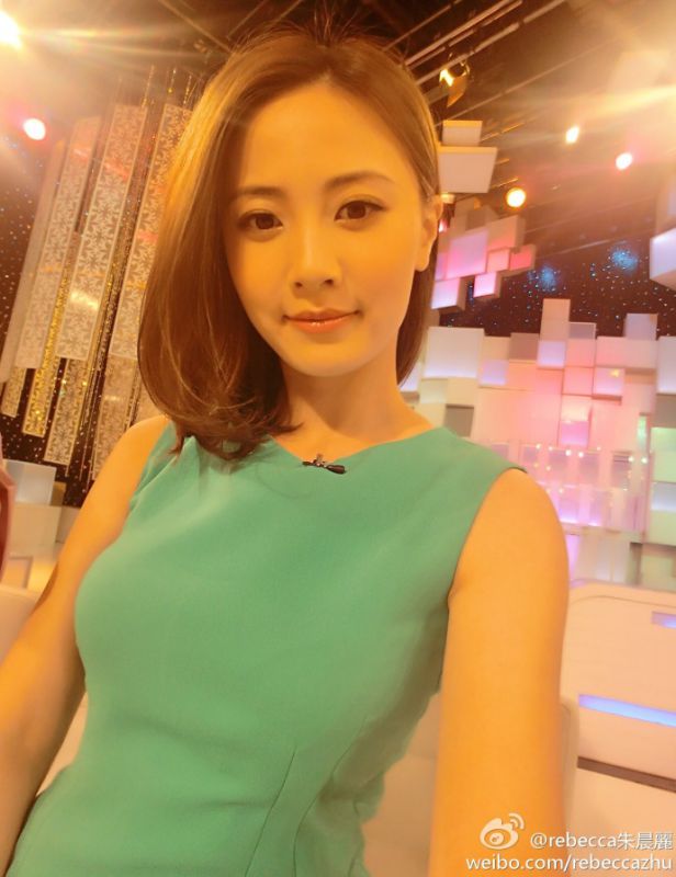性感女神朱晨丽迷人自拍照
