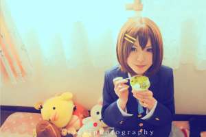 轻音少女cosplay写真显甜美笑容