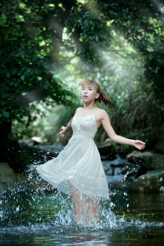 白色吊带裙校花上演湿身诱惑写真