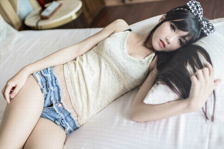 90后萌妹子爆乳美臀床上诱惑