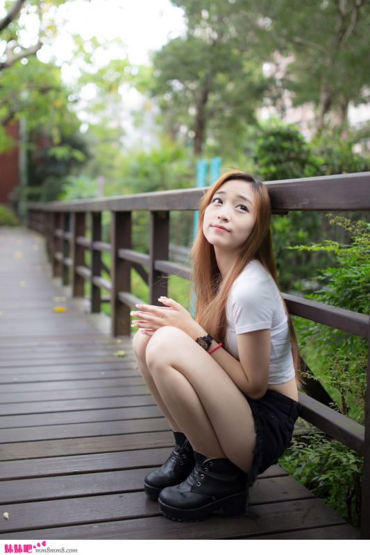 街拍清纯美眉清新动人姿态