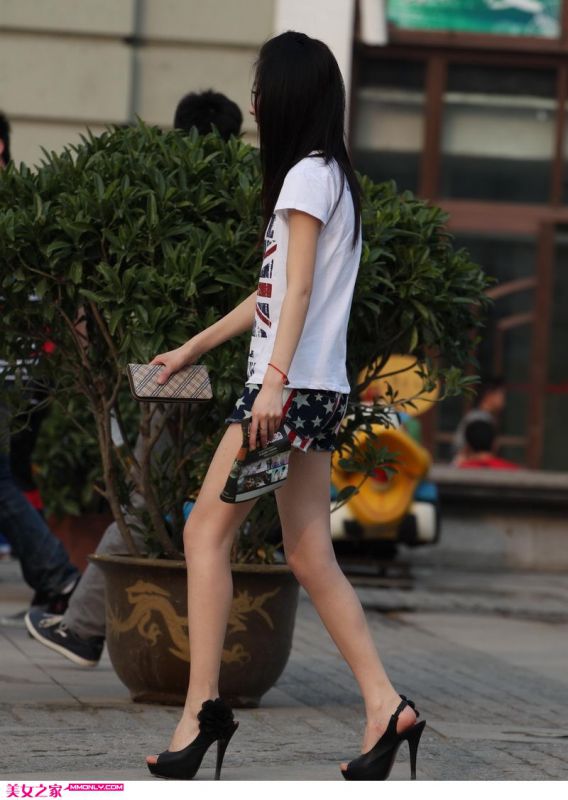街拍时尚短裤美女高清写真