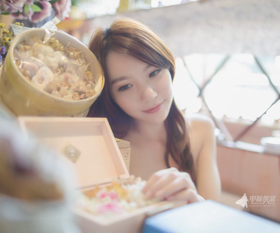 裹胸短裙小美女清新迷人写真