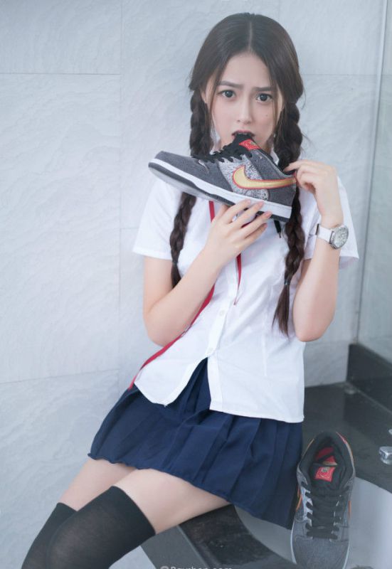 妖艳制服美女上演黑色诱惑写真