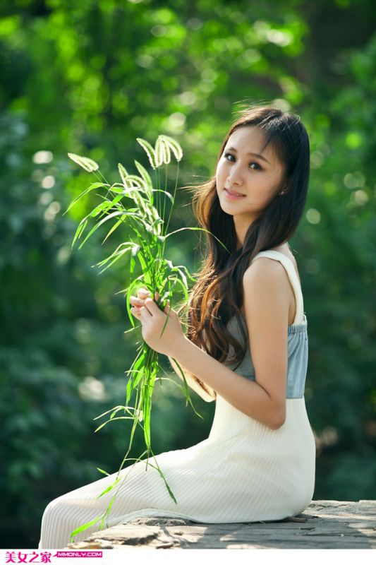 清纯气质美女露露迷人户外写真