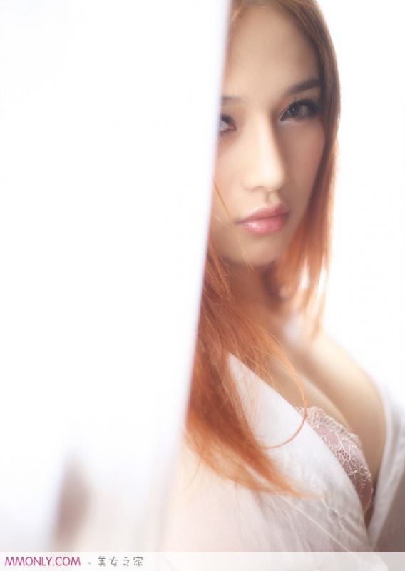 清晨爆乳美女诱惑私房写真