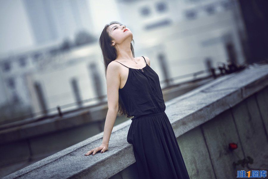 黑色性感长裙美女天台冷艳写真