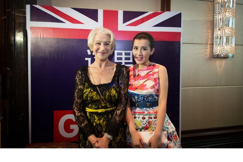 夏梓桐短裙秀美腿活动照