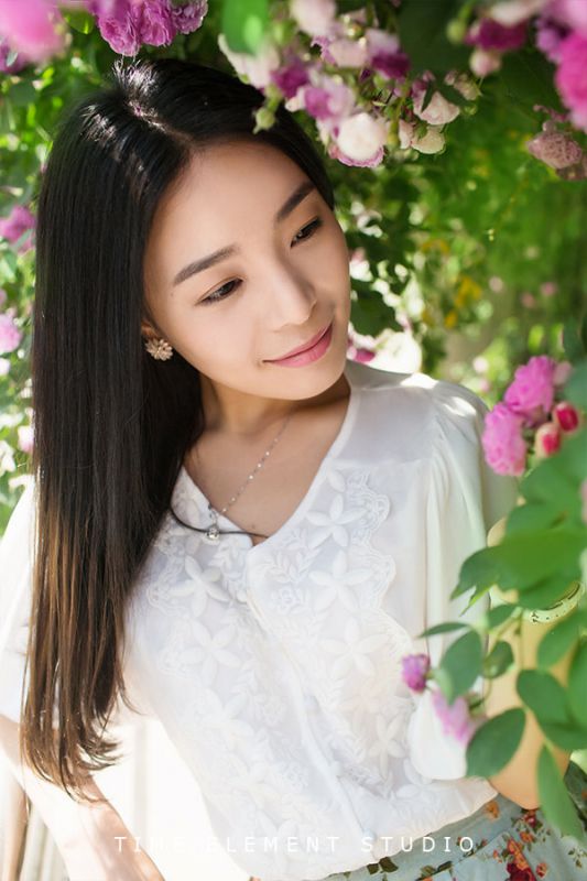 玫瑰花海校花清新迷人写真