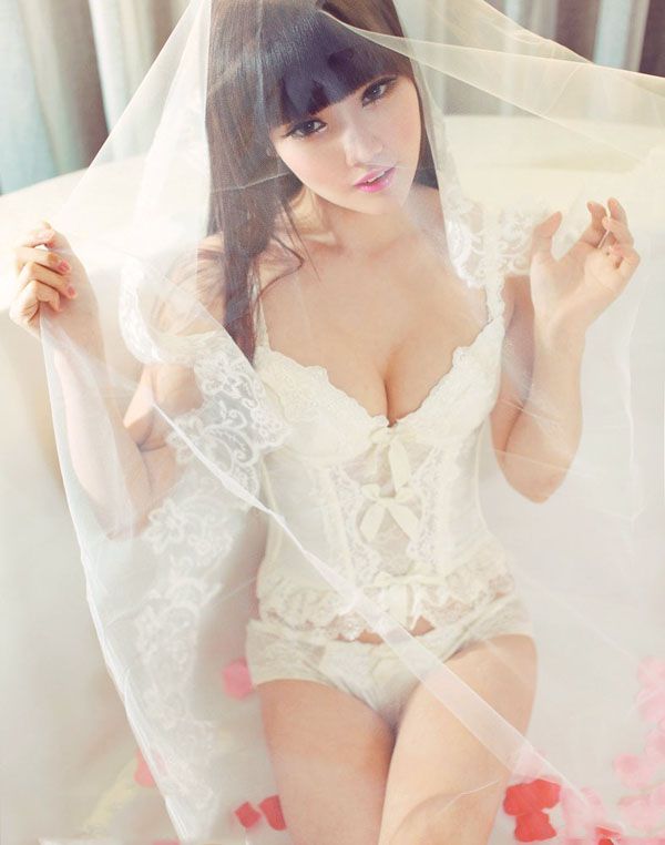 清纯妹子浴室美臀白纱梦幻写真