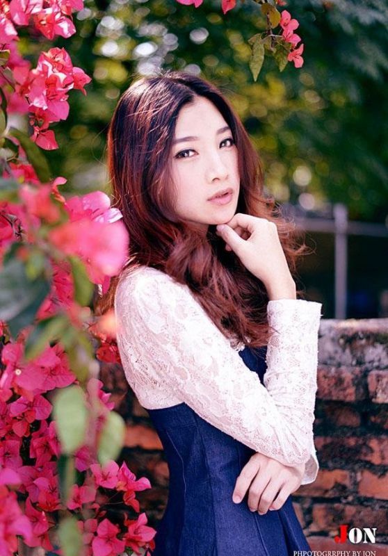 90后养眼萌妹子小清新户外写真