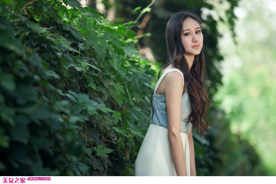 清纯气质美女露露迷人户外写真