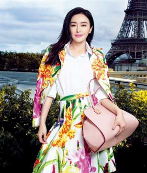 秦岚明亮彩衣街拍照