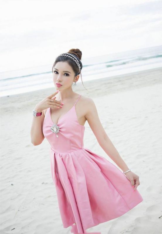 小清新美女粉色连衣裙惊显傲人爆乳