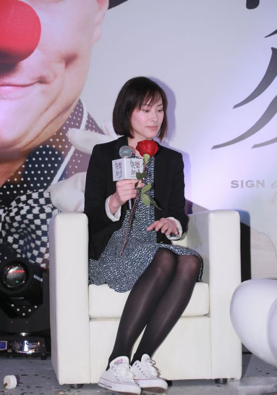 梁洛施黑丝诱惑现身 落座不慎走光