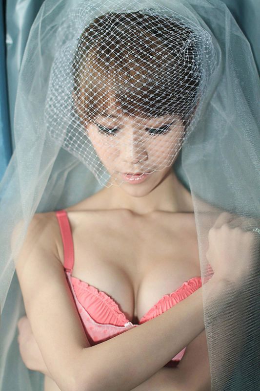萌妹子私房上演大胸诱惑迷人写真