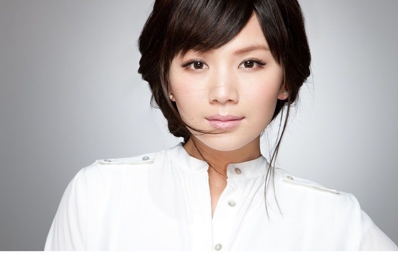 白衫美女曹曦文甜美笑容迷人写真