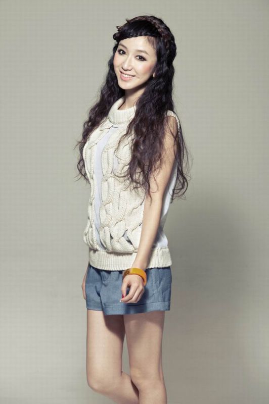 娄艺潇甜美可人高清写真