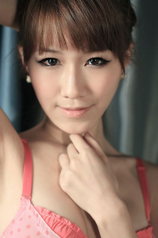 萌妹子私房上演大胸诱惑迷人写真