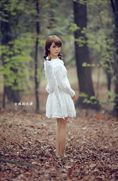 白裙萌妹子森林写真似美丽天使