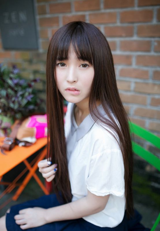 清纯校花甜美户外迷人写真