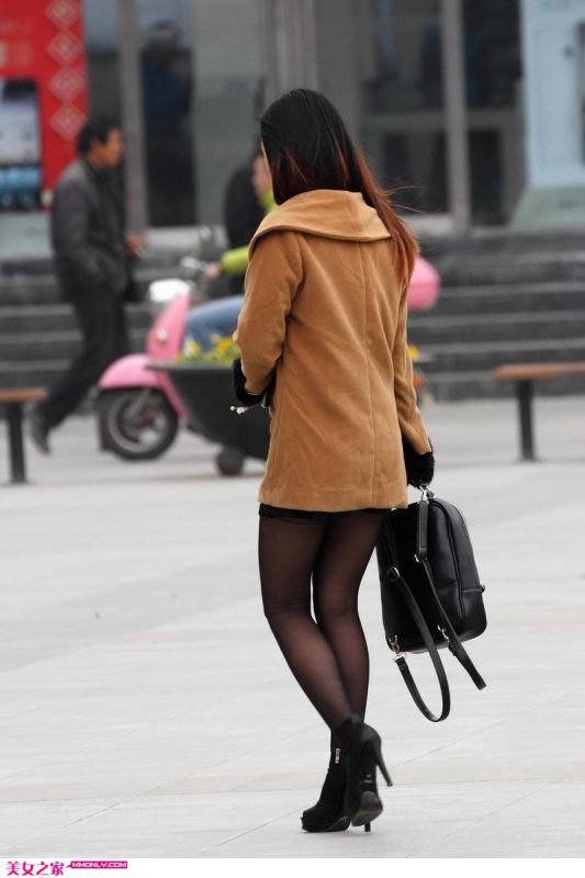 提着电脑包的黑丝长腿美女街拍