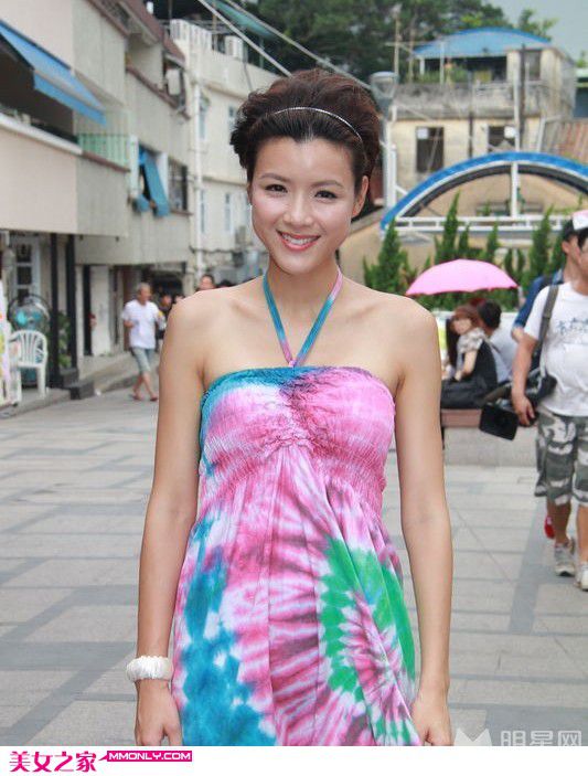 陈茵甜美笑容街拍写真