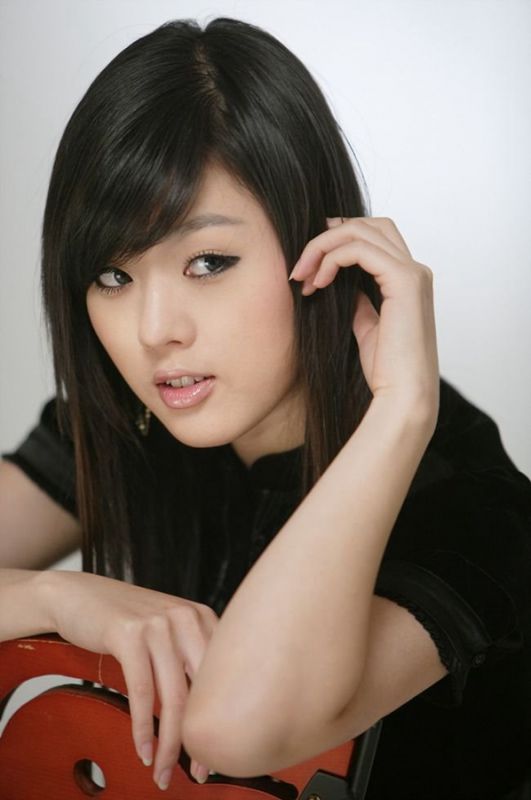韩国制服美女黄美姬演绎神枪手写真
