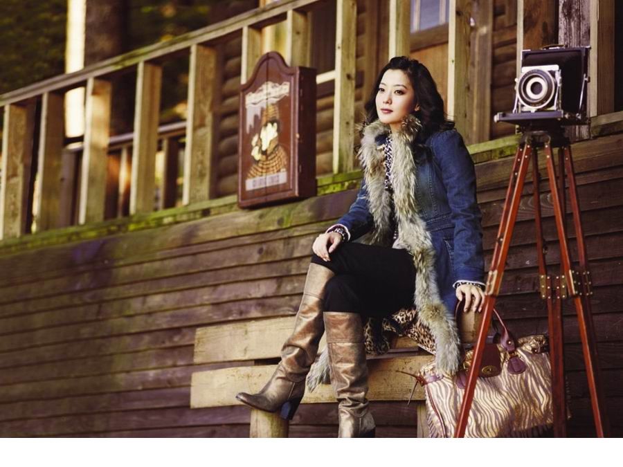 金喜善妖娆白裙演绎美臀美背诱惑