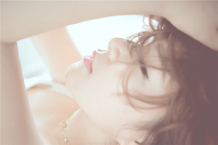 美臀少女迷人床上诱惑