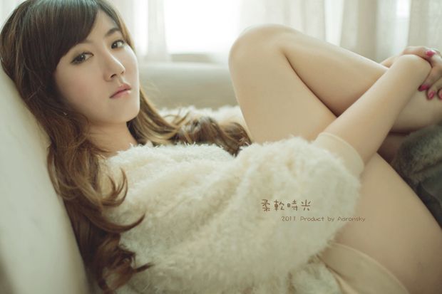 清纯大眼睛萌妹子室内写真