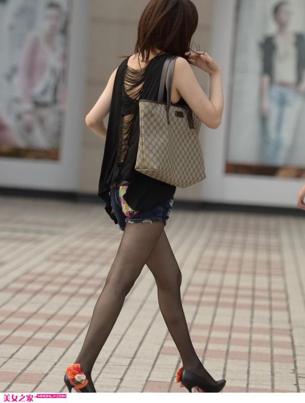街拍黑丝妩媚美女高清图