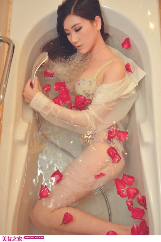 妩媚美女浴室湿身诱惑写真