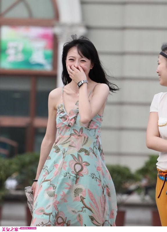 街拍吊带裙美女迷人写真