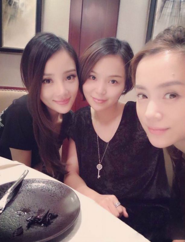 李小璐与朋友素颜生活照
