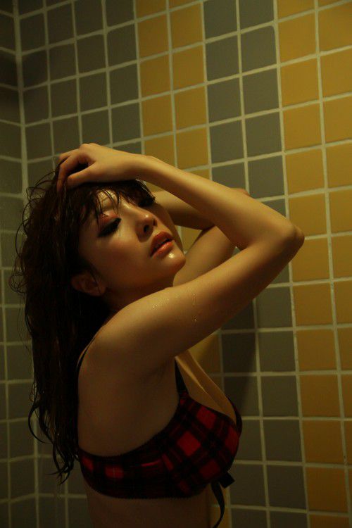 迷人翘臀小美女浴室湿身诱惑写真