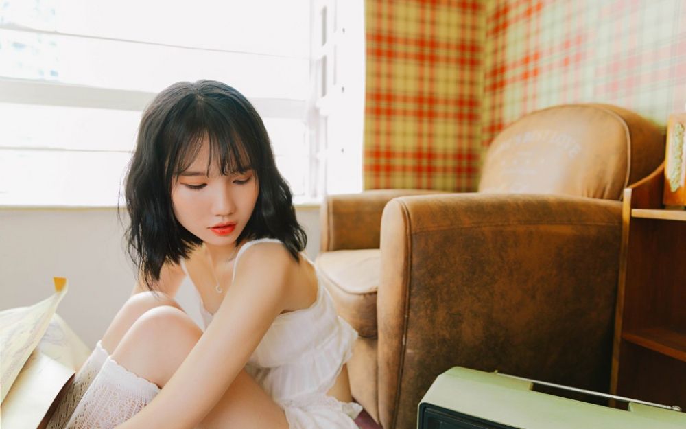 00后清纯软妹闺房穿脱丝袜养眼美艳写真