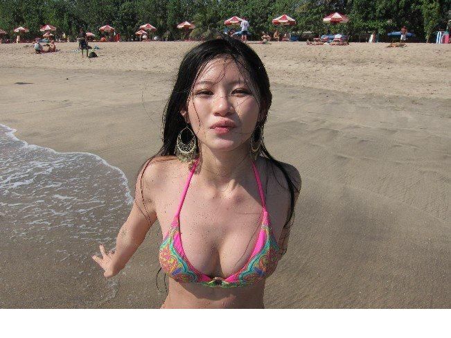 美女陈维芊沙滩比基尼写真