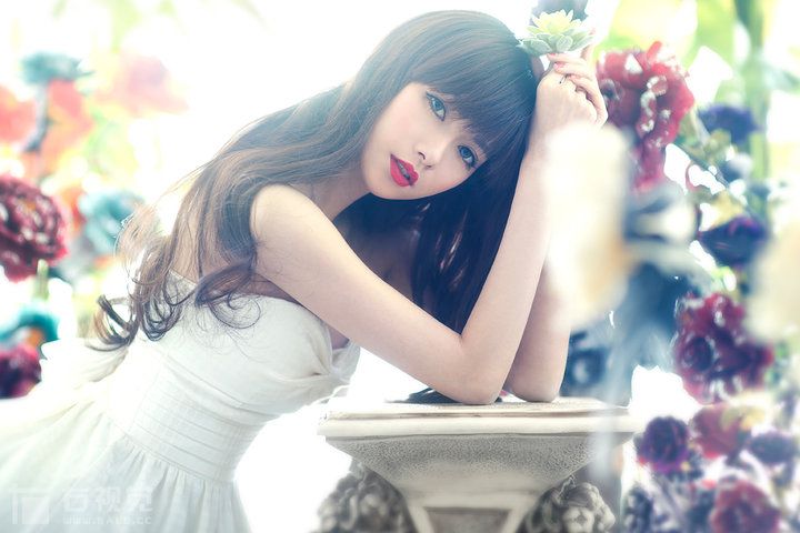 花丛中的大胸萌妹子性感写真