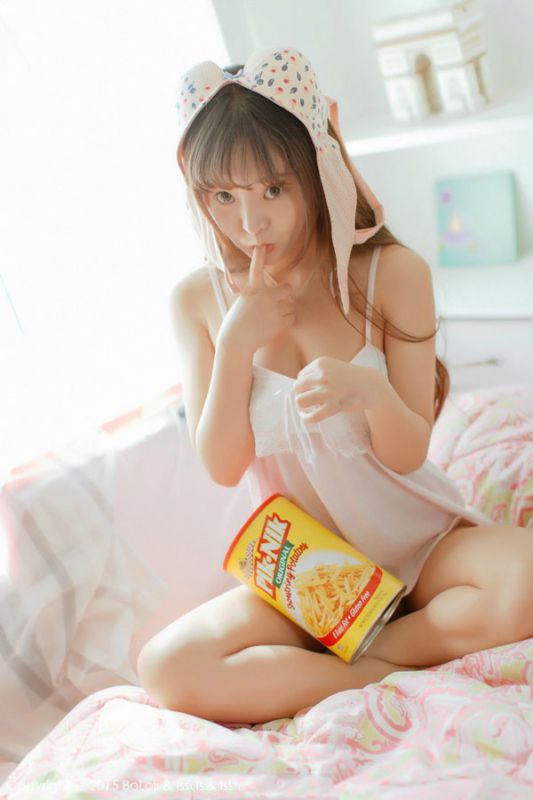 爱吃零食美少女私房睡衣迷人大胸