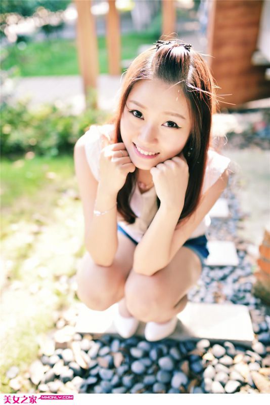 清新可爱小美女户外高清写真