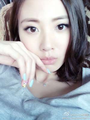 性感女神朱晨丽迷人自拍照