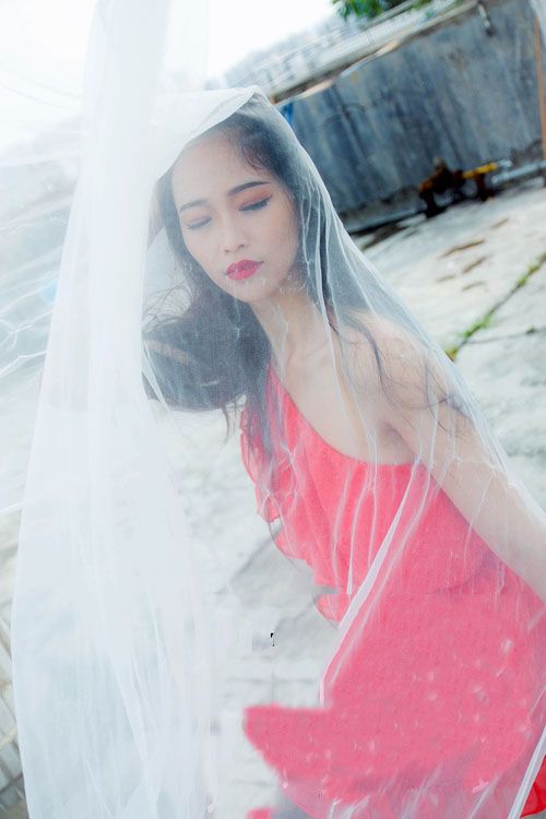 白纱红裙美女性感诱惑写真