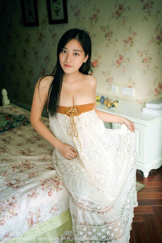 长裙少女迷人大胸私房诱惑