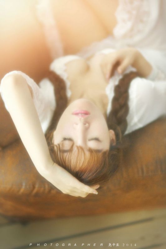 清纯美眉室内迷人写真