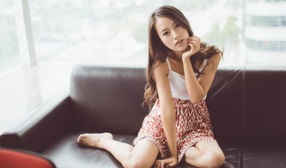 吊带裙萌妹子私房秀美腿写真