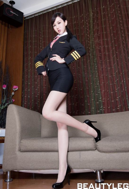 美腿嫩模酒店制服诱惑尽显妙曼身躯